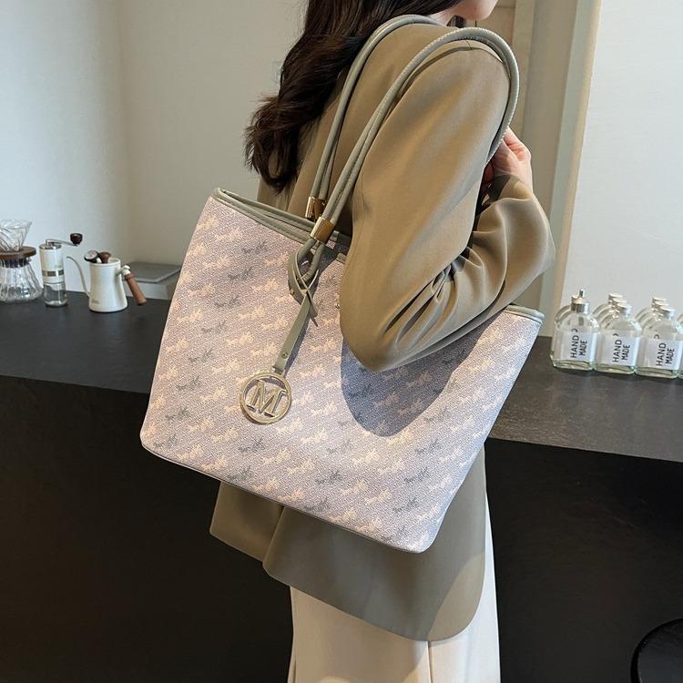 Tygväska dam 2025 ny väska med stor kapacitet höst och vinter mångsidig avslappnad axelväska premiumkänsla väska