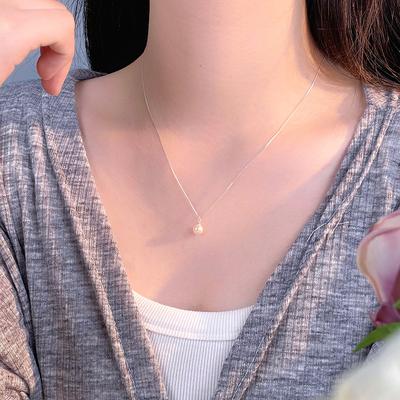 Collier pendentif en perles simple et haut de gamme pour femme avec un design luxueux et léger