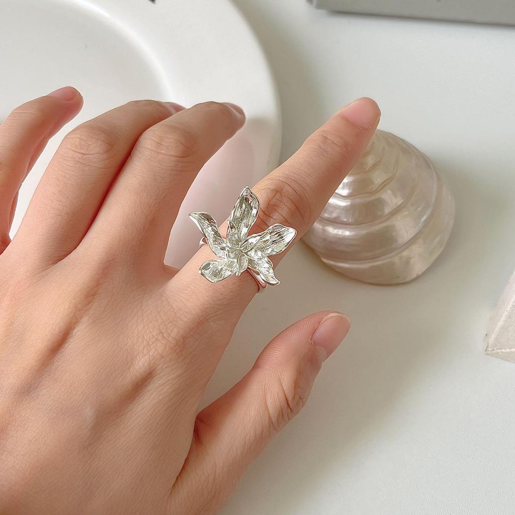 2025 New Exquisite Metal Flower Ring: European & American Chic High-End Index Finger Ring for Women
