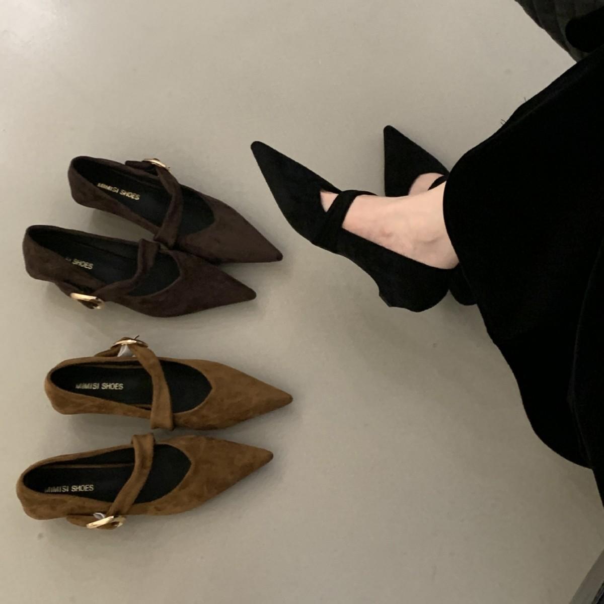 

2025 autumn and winter new soft-soled one-word with light mouth versatile short thick heel light mouth pointed small single shoes 39 светло-коричневого