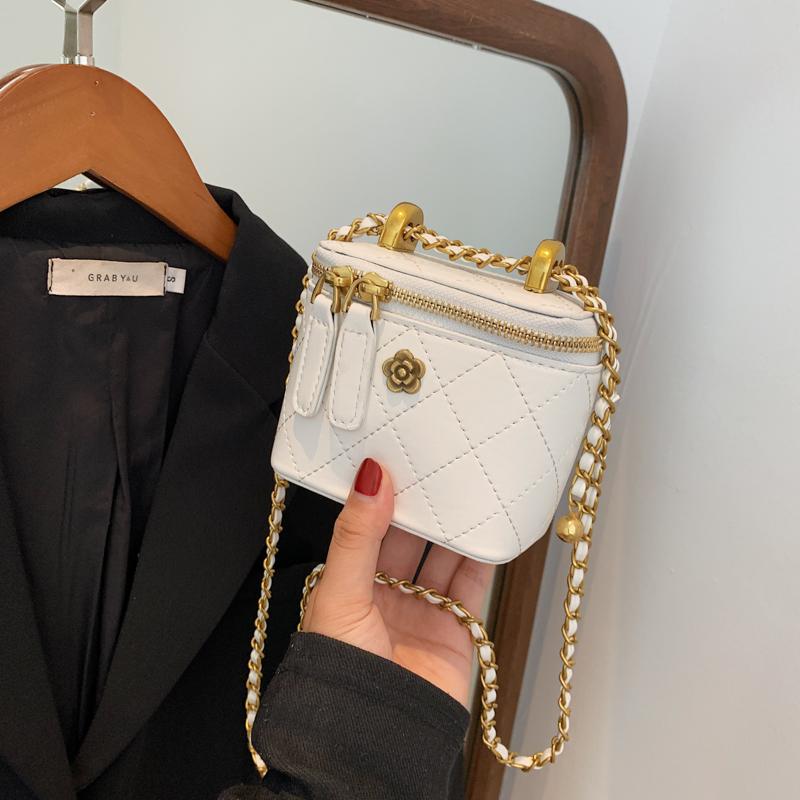 A small handbag made of exquisite color PU material, fashionable and popular styles, improve temperament