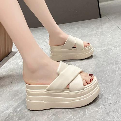 

Шлепанцы на высокой платформе для женщин с открытым носком, кожаные танкетки, массивные сандалии, новинка 2025, летние шлепанцы на толстой подошве для женщин, пляжные шлепанцы 9 см 34 бежевый