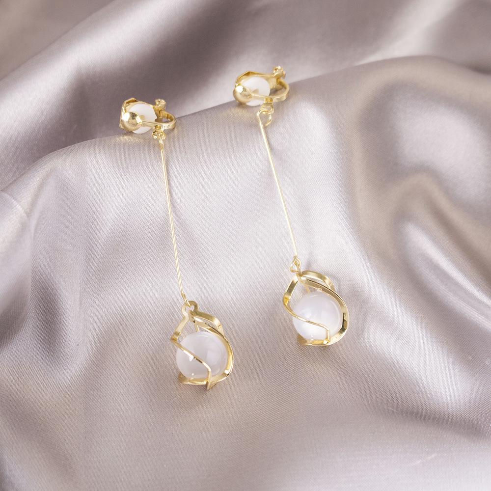 Elegant Clip-On Triangle Earrings for Non-Pierced Ears - Versatile, Light Luxury for Everyday Wear.