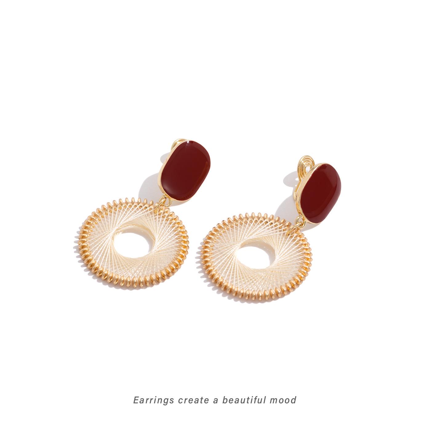 Elegant Retro Gold Woven Square Ear Studs: Red Geometric Color-Block Clip-On Earrings (No Piercing Needed)