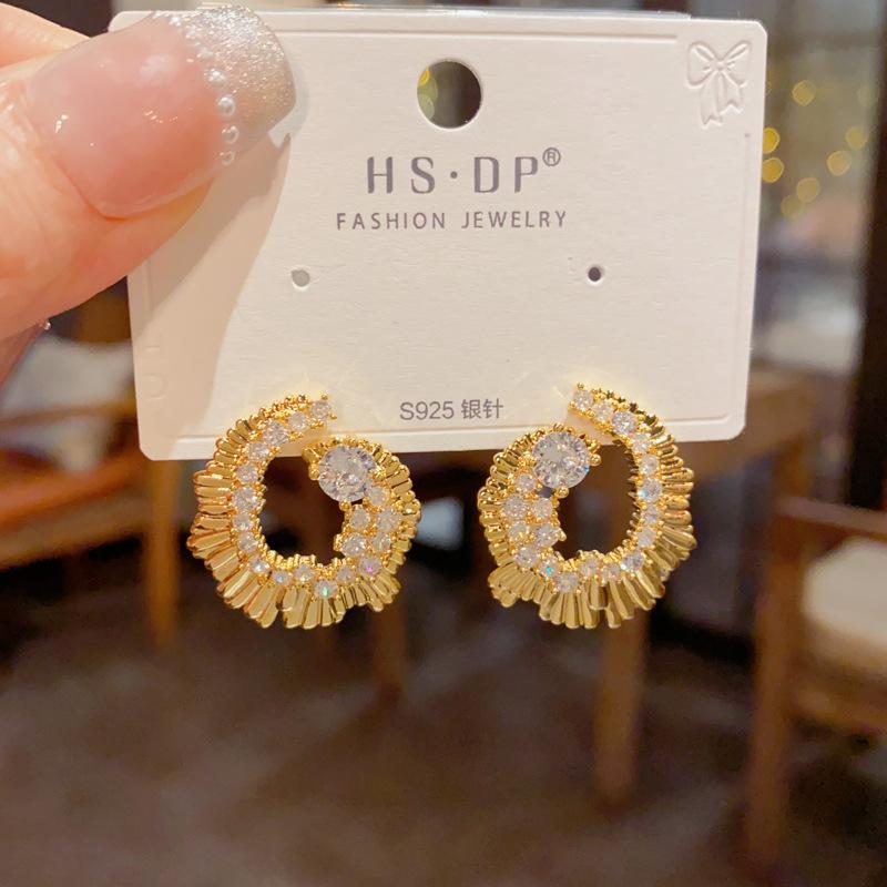 

French Fashion Retro Design with Rhinestones Studded Metal Irregular Temperament Light Luxury Cool Style Earrings for Women.