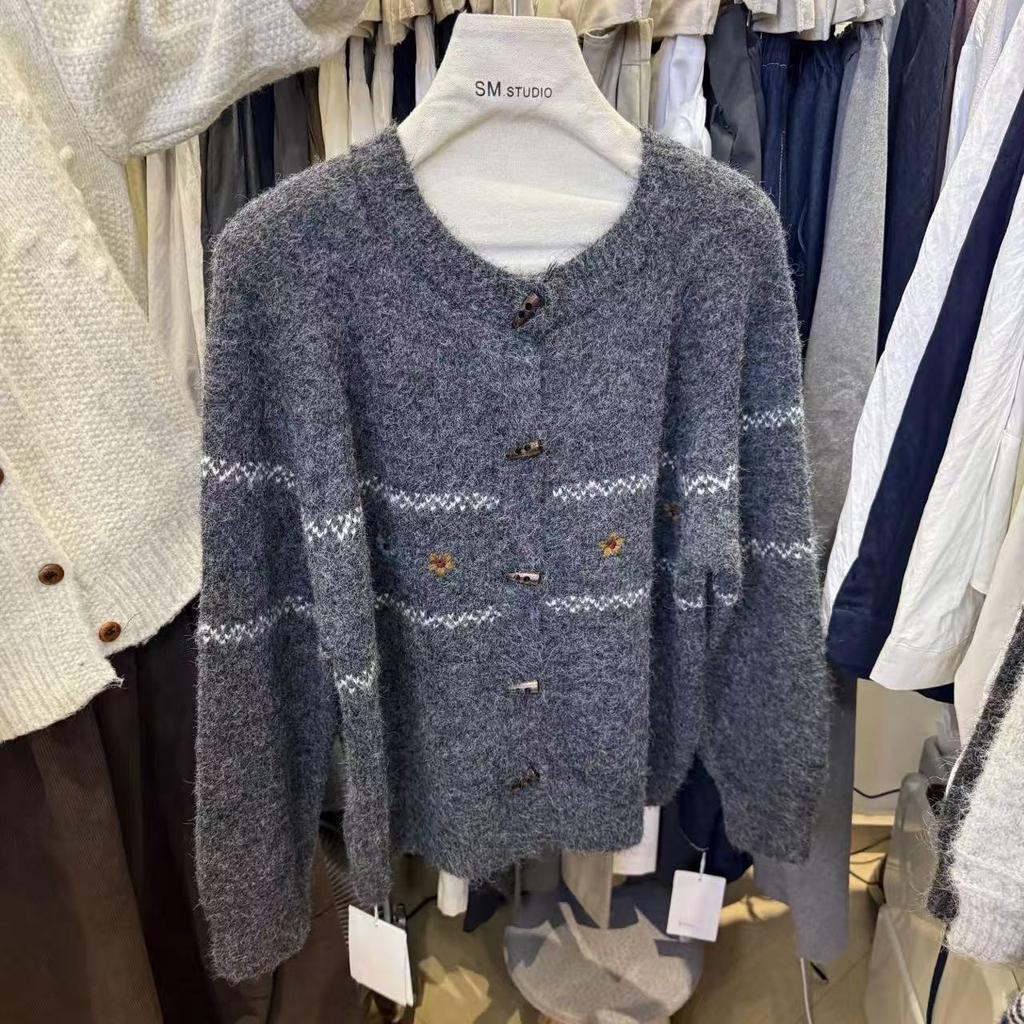Neuer Herbst- und Winter-Rundhals-Strickpullover-Cardigan mit Hornknöpfen für Damen, Casual- und vielseitiger Pullover mit Stickerei im Waldstil