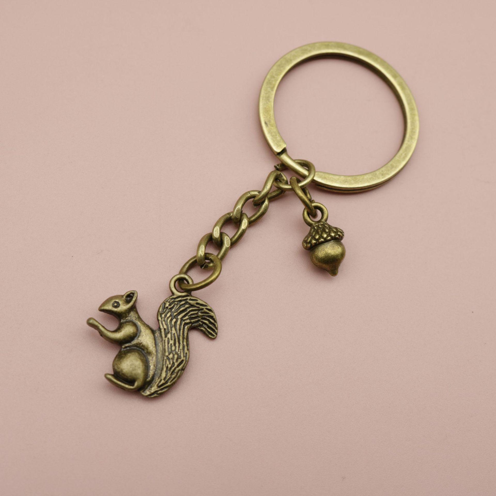 Simple Squirrel Pine Nut Keychain Pendant бронзовый
