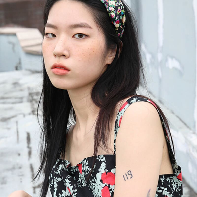 SORRY TOO MUCH LOVE Sharon Flower Hairband_Black