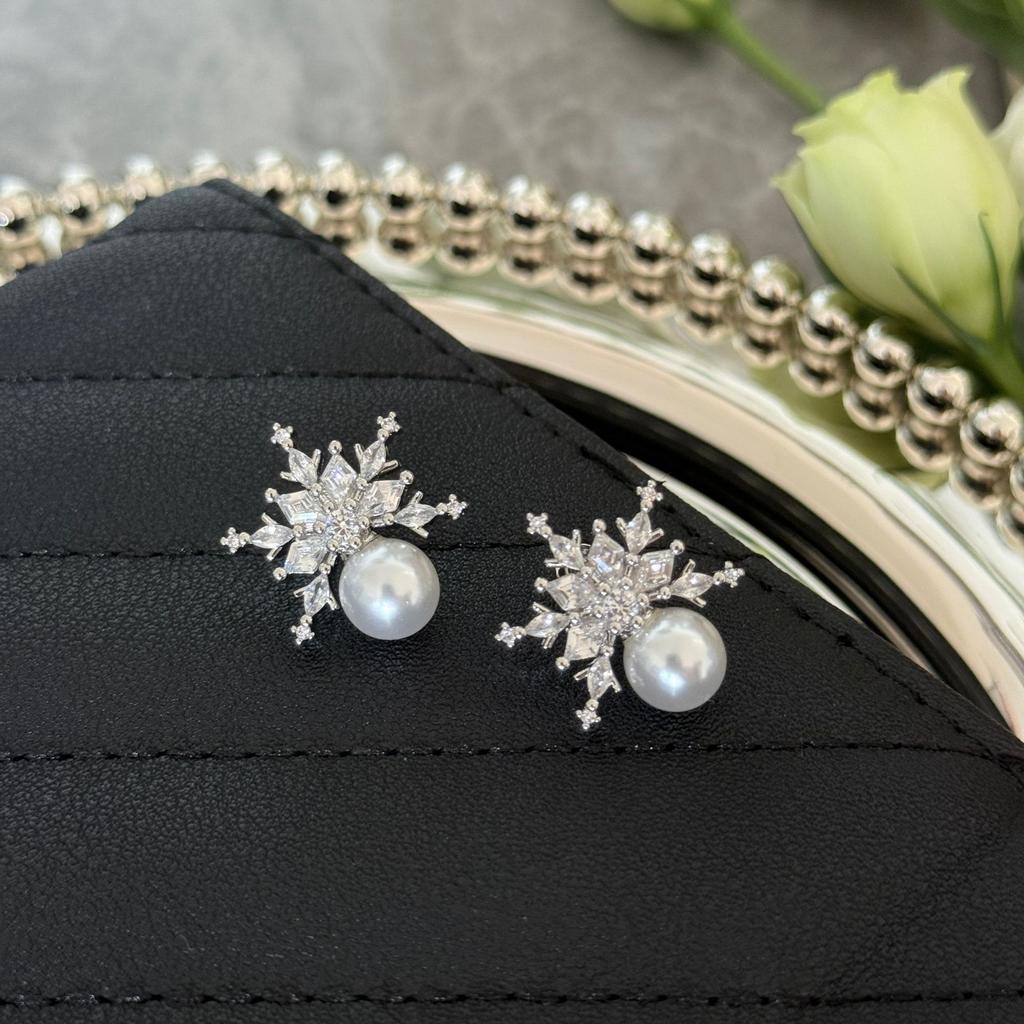 Autumn And Winter Snowflake Pearl Earrings Women'S Light Luxury Temperament Earrings Design Sense Earrings