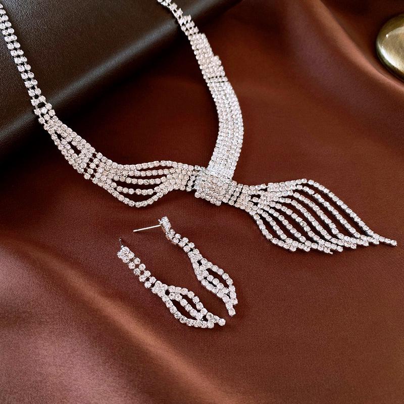 Set Colier și Cercei Geometrice cu Diamante Zirconiu - Bijuterii Elegante de Lux Ușor