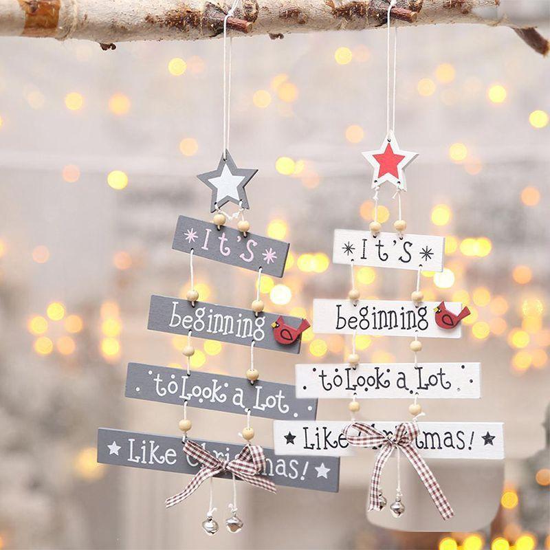 Schlanke und stilvolle Weihnachtsbaumdekoration aus Holz für festliche Stimmung