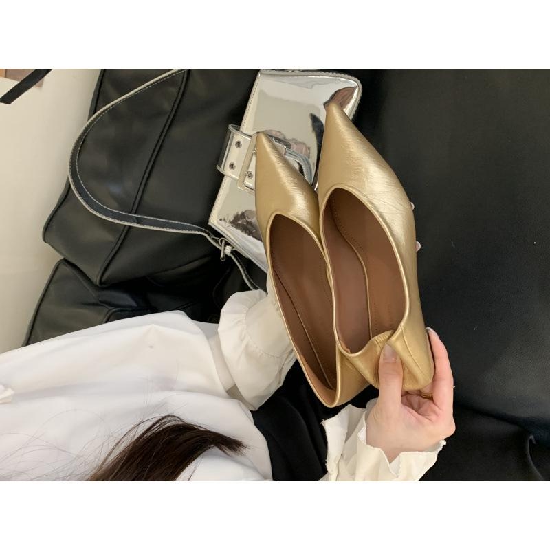 

2025 Новые Осенние Туфли-лодочки в стиле Сяосянфэн Женские Остроносые на Плоской Подошве с Мелким Вырезом и Мягкой Подошвой Модные Универсальные Туфли-лодочки Женские 39 золотой