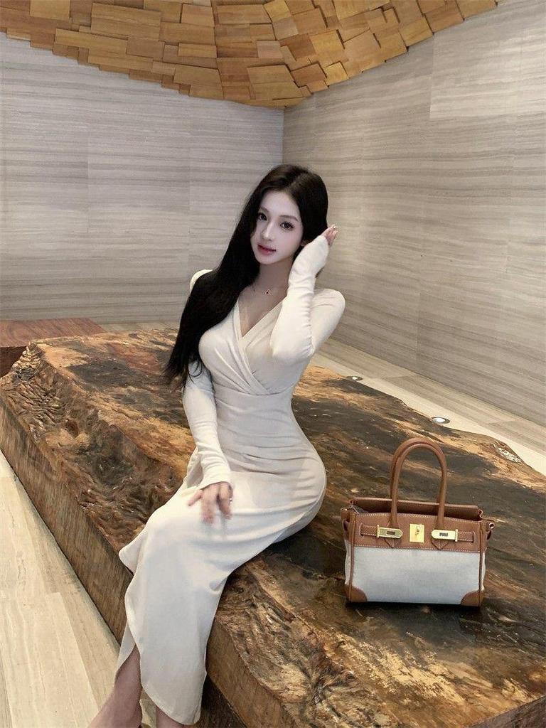 Elegant V-Neck Long-Sleeve Pleated Dress - Slim-Fit, Waist-Cinching Mid-Length Skirt for Women