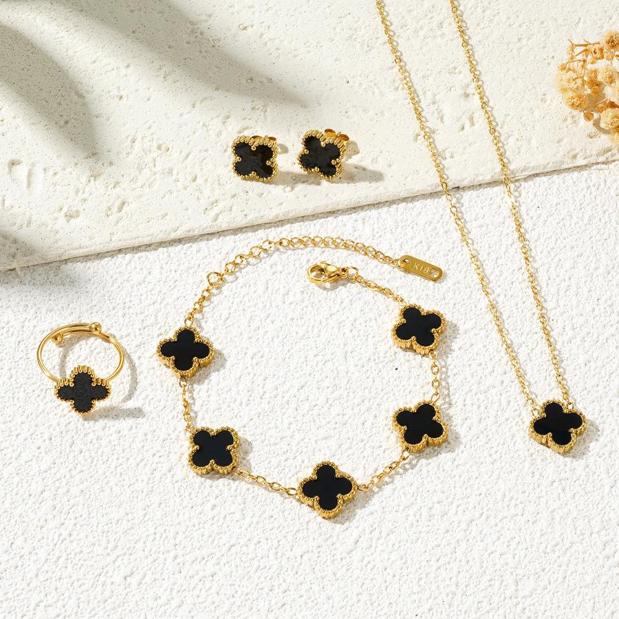 Zestaw biżuterii z czterolistną koniczyną: Naszyjnik, bransoletka, kolczyki, pierścionek – eklektyczna i wszechstronna moda