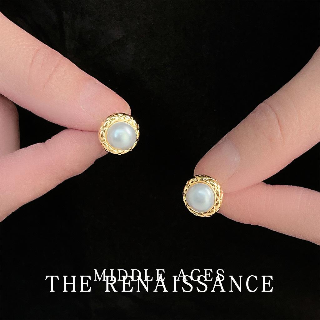 

Light medieval freshwater pearl stud earrings temperament small fragrant style button earrings retro light luxury premium earrings