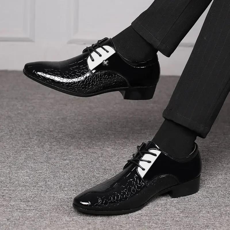 Shoes for Men Quality Patent Leather Casual Shoe Lace Up Oxfords Fashion Pointed Leather Dress Shoes Classic Carved Brock Shoes