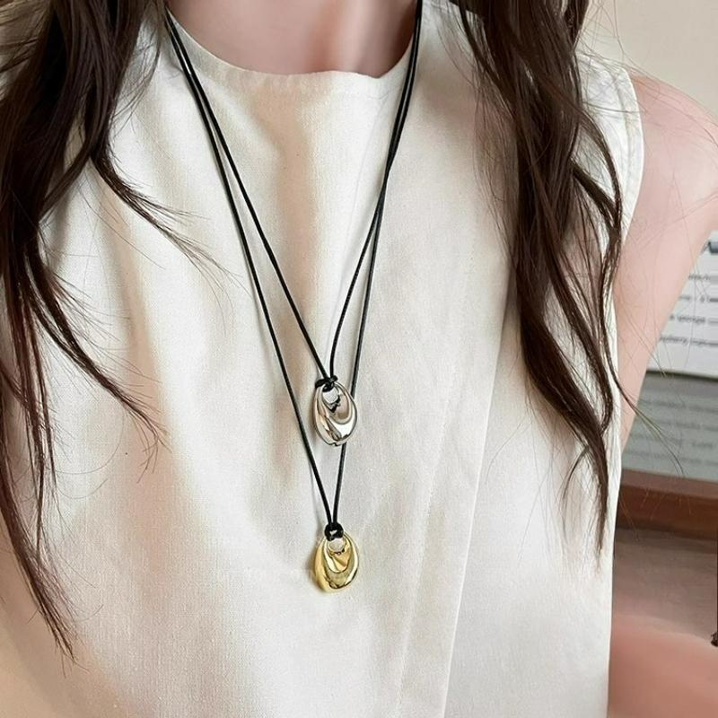 Collier Corde Cuir Noir Minimaliste Femme Automne et Hiver Simple Mode Pendentif Métal Irrégulier Chaîne Pull Longue