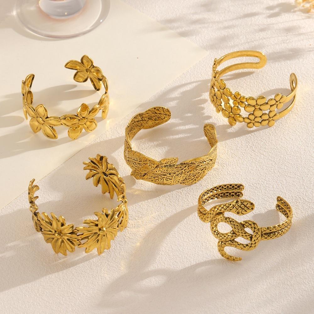 European and American fashion boasting bracelet design sense snake-shaped women's bracelet flower light luxury arm ring jewelry