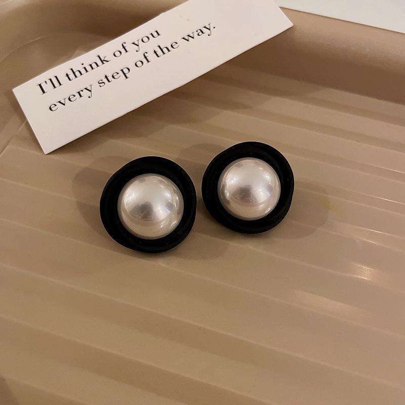 Korean Luxury Mermaid Pearl Earrings: Elegant, High-End, and Versatile Statement Ear Buckles