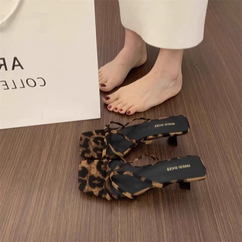 Tempérament haut de gamme pantoufles à bout ouvert vêtements d'été pour femmes talon chat avec jupe sandales argentées femmes