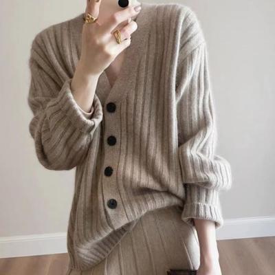 Maglione da donna autunno e inverno Semplice temperamento casual Cardigan lavorato a maglia con scollo a V Maglione vento pigro allentato femminile