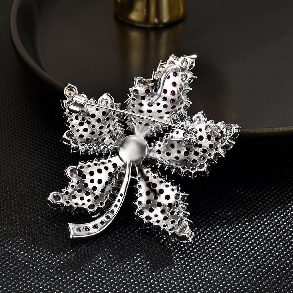 Women's Light Luxury Design Elegant Inlaid Zircon Maple Leaf Brooch Fashionable And Versatile Niche Design Sense Brooch