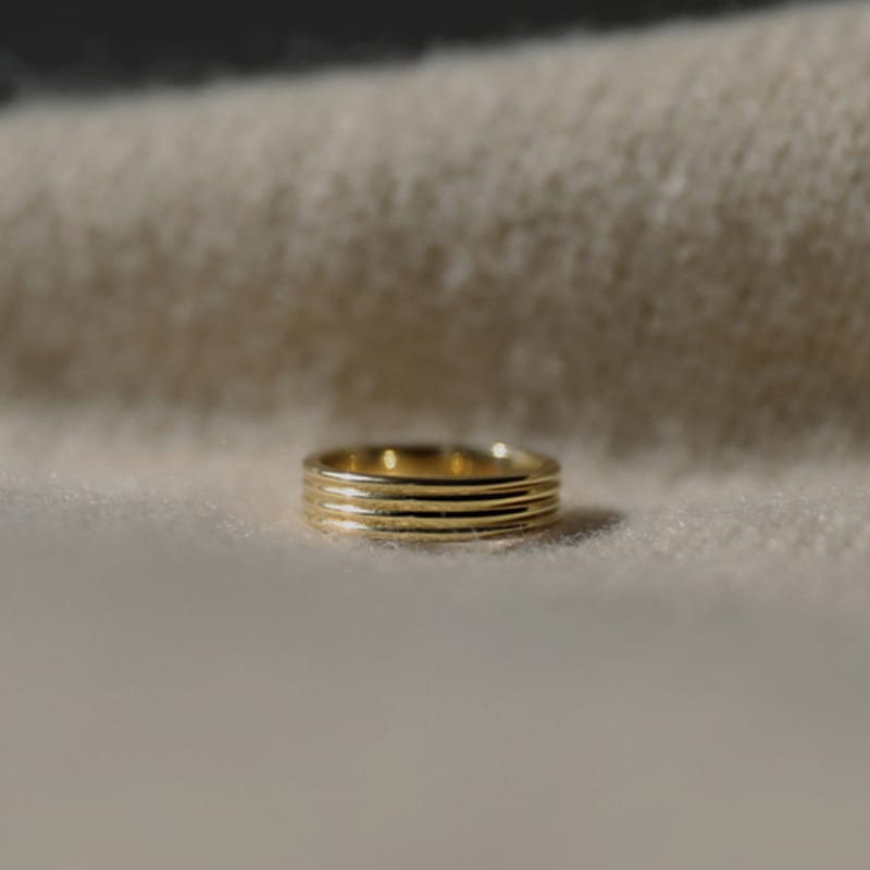 ma.mo ridged band ring