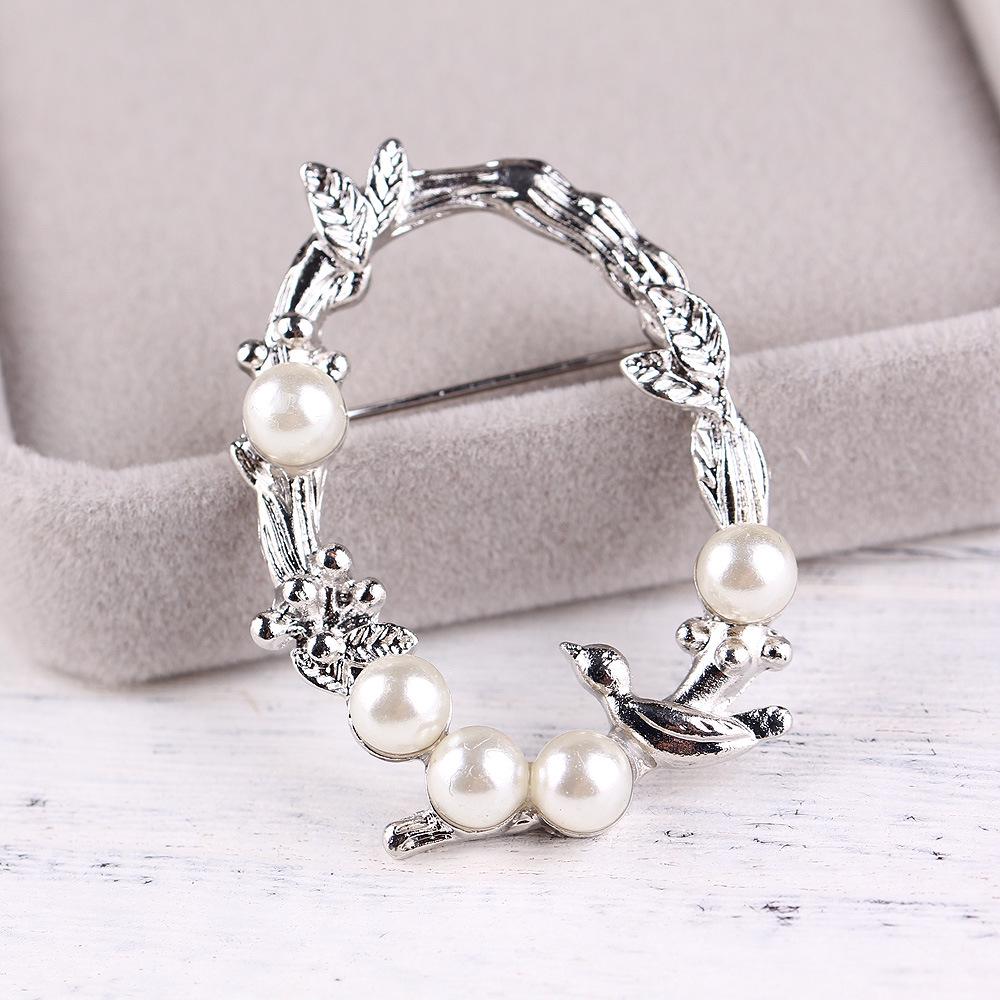 Retro Baroque Pearl Brooch Hollow Bird Branch Literary Style Pin for Women's Accessory Exquisite Ethnic Style Hypoallergenic Luxury Long-Lasting Color