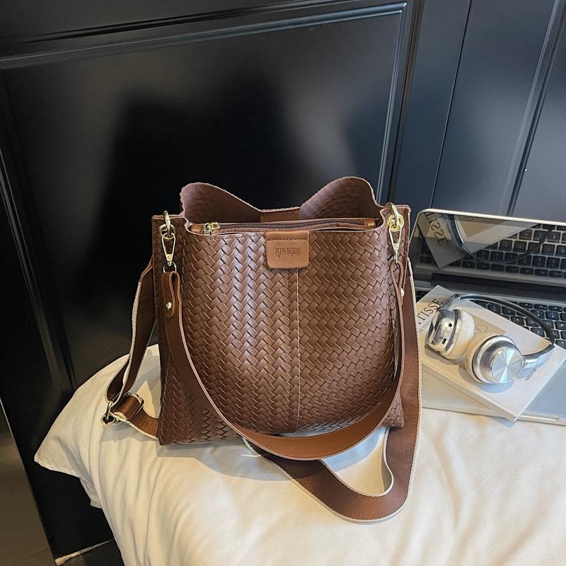 

Сумка большой вместимости женская сумка 2025 осень и зима новая трендовая модная широкополосная сумка-мессенджер на одно плечо портативная сумка-тоут