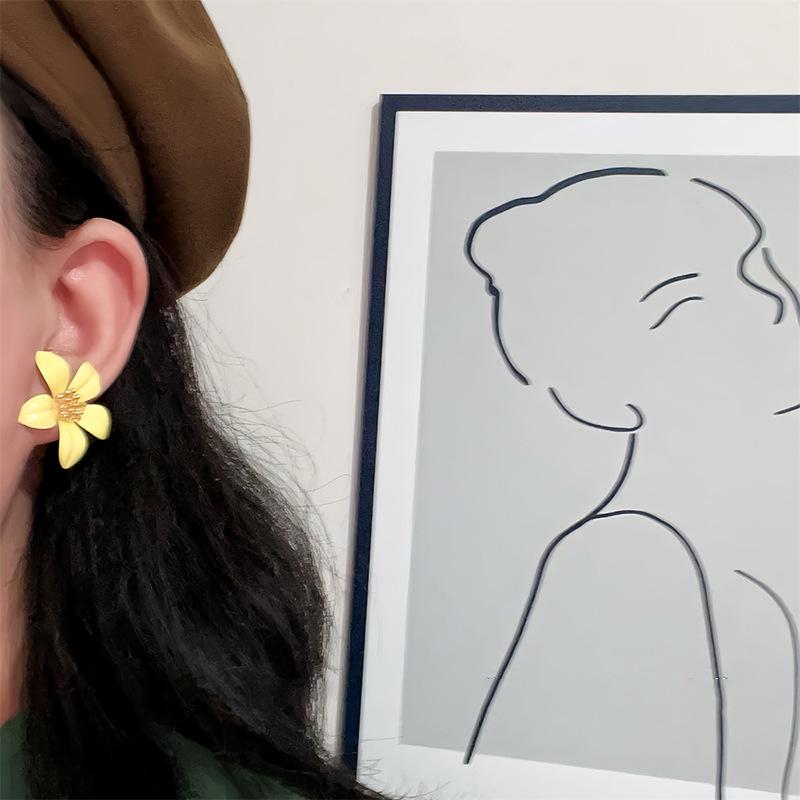 Oil drop flower stud earrings small fresh and sweet earrings light luxury high sense fashion versatile earrings