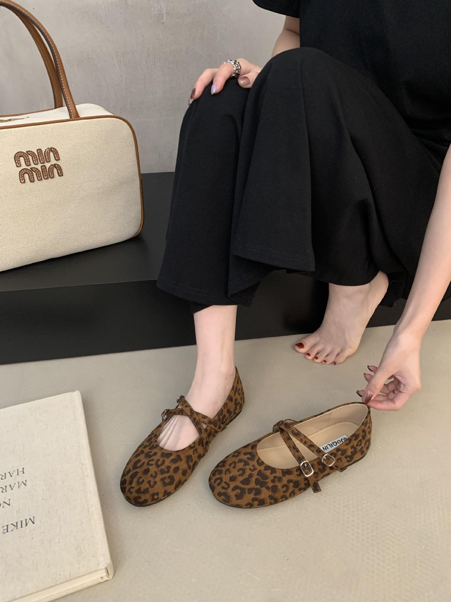 

Retro Mori literary and artistic style suede Mary Jane shoes one-word buckle with shallow mouth round head flat-bottomed ballet single shoes women 39 цветной печати леопарда