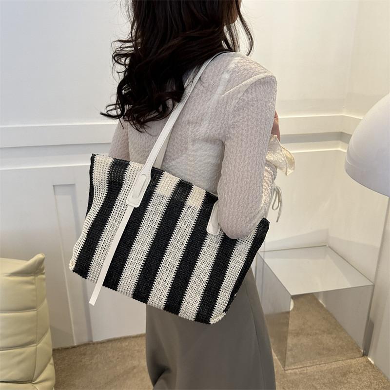 Chic Summer Tote Bag For Women Simple Elegant Design With Phone Pocket And Inner Pockets