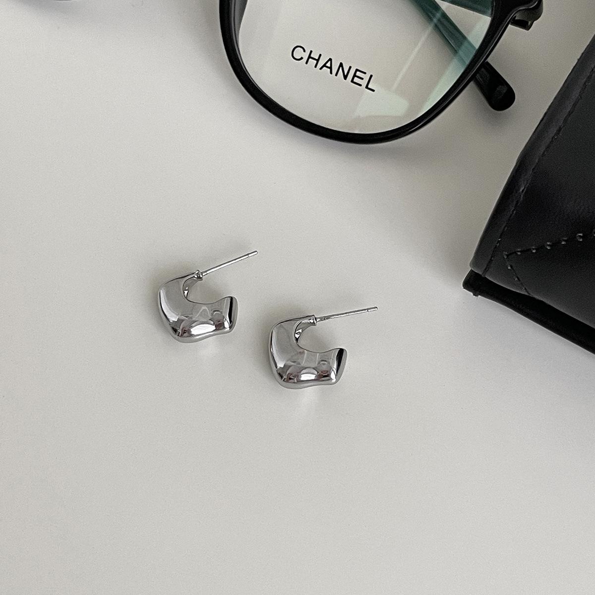 

Niche cold wind geometric C-shaped design stud earrings women s light luxury high-end earrings simple fashion exquisite earrings A pair of copper
