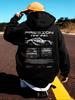Geeignet für den täglichen Outdoor-Gebrauch während der Feiertage. Die Kleidung für diesen Herbst und Winter verfügt über einen Hoodie mit überschnittenen Schultern und einem Auto-Letter.