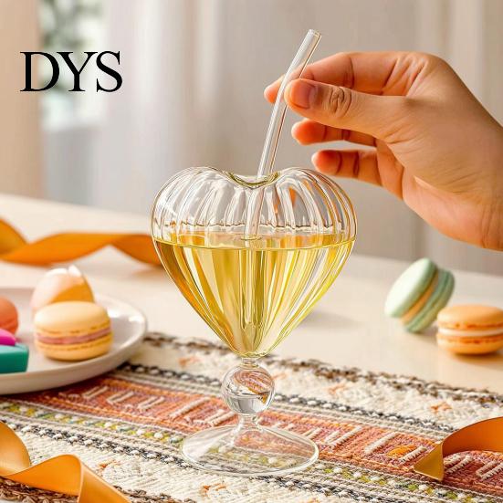 Romantisches Geburtstagsgeschenk für sie Herzförmiges Cocktailglas, 220ml Klarer Kelch mit Strohhalm, Elegante Strohhalm-Kaltgetränkebecher, Stilvolles Party-Trinkgeschirr