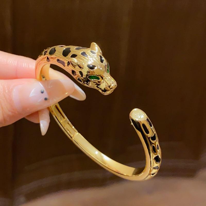 18K Goldplattiertes offenes ovales Crossover-Armreif - Leichter Luxus-Armband für Damen