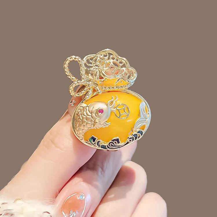 Vintage Peony Pearl Fan Brooch: Elegant Retro Flower Pin for Women’s Suits