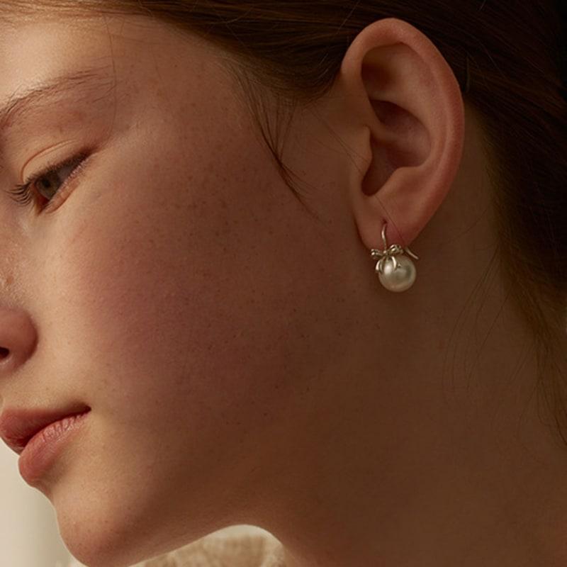 Lewe Pearl ribbon hook drop earring