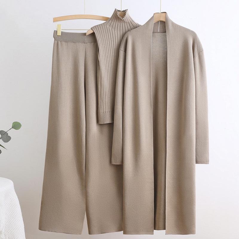 2025 Europäischer & Amerikanischer Trenchcoat mit Rollkragenpullover und Elastischer Weitbein-Hose - Gestricktes Dreiteiler-Set