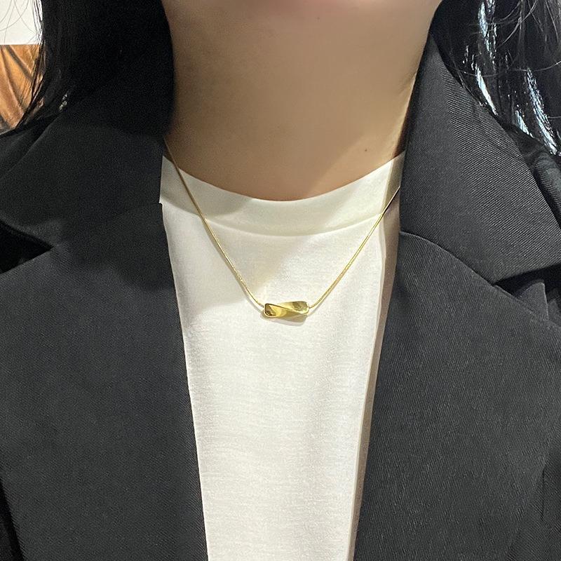 Light Luxury Fashion Irregular Twisted Geometric Collarbone Necklace For Women