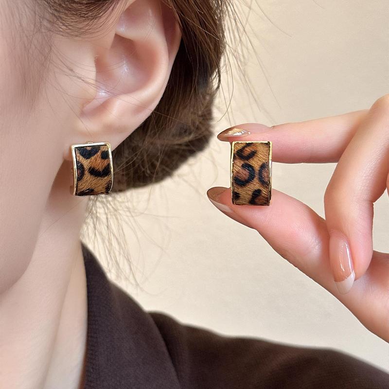 Luxury Retro Leopard Print C-Shaped Hoop Earrings For Women Elegant Metal C-Ring Hollow Earrings Gothic Charms Jewelry Gifts