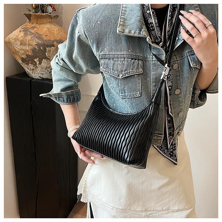 

Niche pleated rhombus bag women s 2025 spring new small fresh chain portable underarm bag shoulder messenger bag чёрный