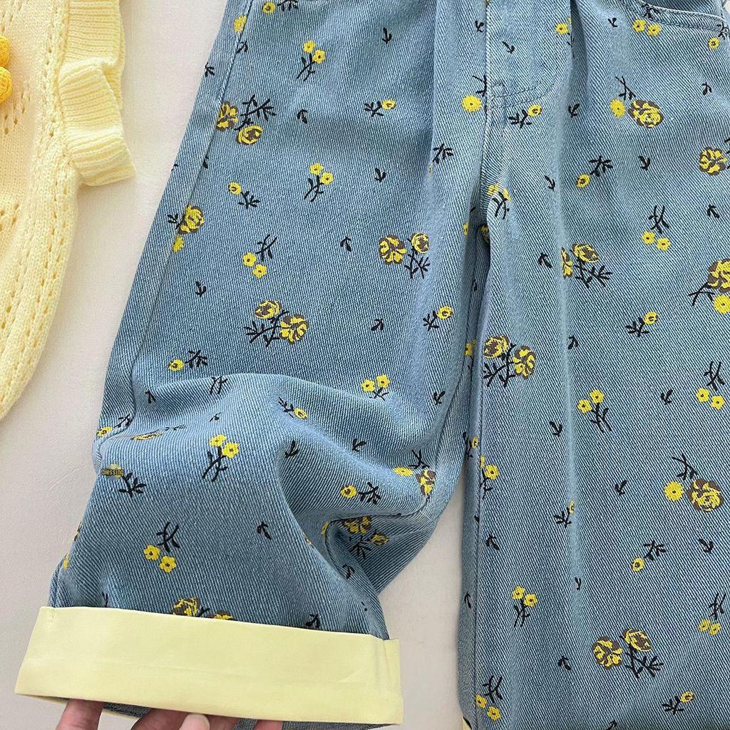 Herbst 2025 Mädchenmode Strickset: Floraler Pullover, Hemd und Jeans