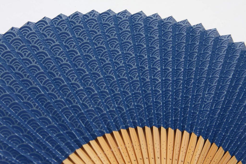 fan with fan in a presentation made in Japan navy [Hasegawa] Men's Kyoto-style case, box, (Seigaiha pattern, blue)