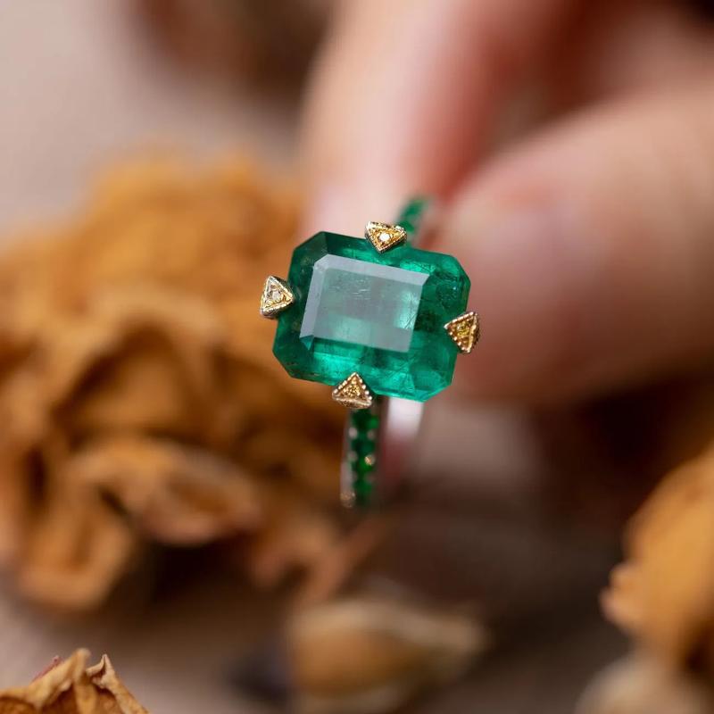 Fresh Jungle Style Vintage Green Gemstone Rings for Women Diamond Inlaid Design Charm and Luxurious Wedding Silver Jewelry