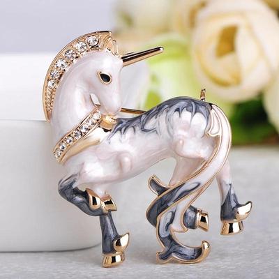 La più recente spilla a forma di cavallo bianco Spille smaltate con texture color oro per uomo Ragazzi Cappotto Collare Maglione Spille per gioielli animali