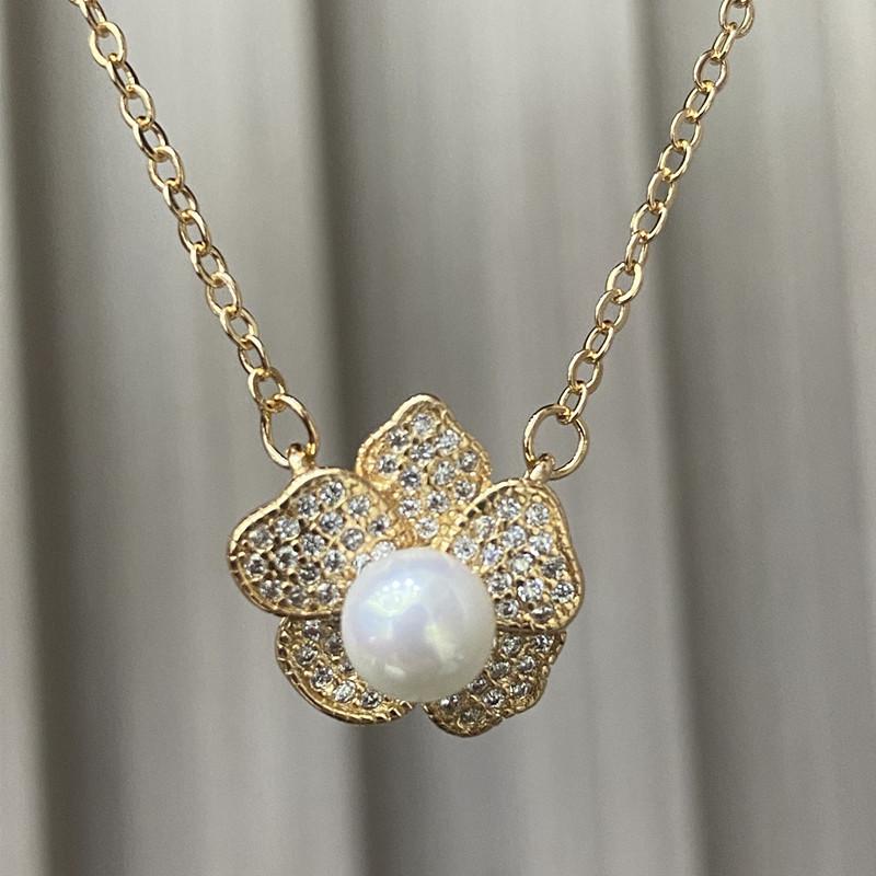 Hot-selling Seiko micro-inlaid flower pearl necklace raw luxury four-braided flower pendant collarbone chain
