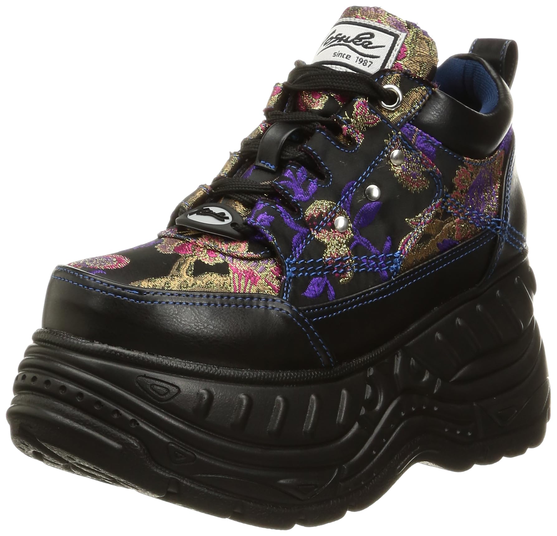 

Кроссовки на толстой подошве со шнуровкой