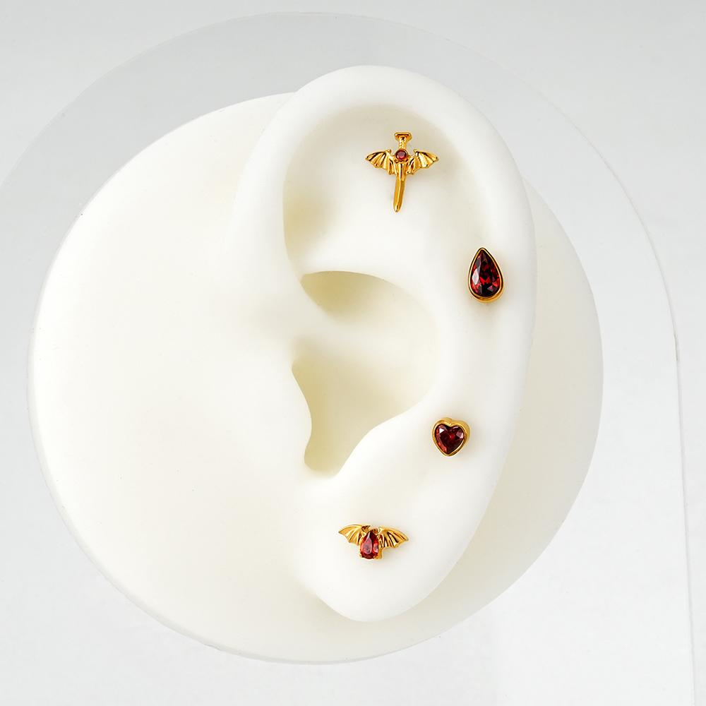 Right Grand ASTM F136 Titanium Heart Shaped CZ Flat Back Labret Stud 16G Garnet Cartilage Helix Ear Piercing Halloween Jewelry