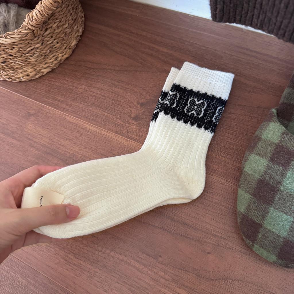 Retro Cross-patterned Wool Socks for Autumn and Winter Warmth, Color-blocked Mid-calf Socks, Double-needle Soft and Sticky Socks